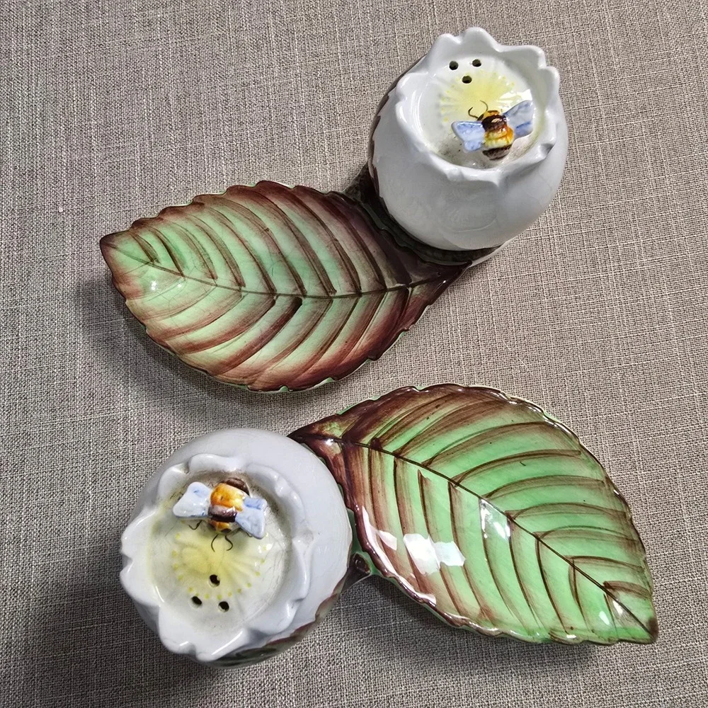 Vintage RARE Lefton Ceramic Salt and‎ Pepper Shakers Bee Leaf Made in Japan Set